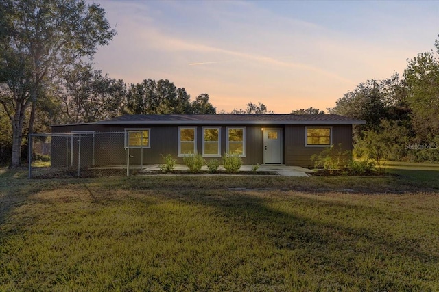 view of front of property featuring a lawn