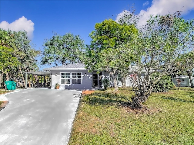 view of front of home with a carport and a front lawn