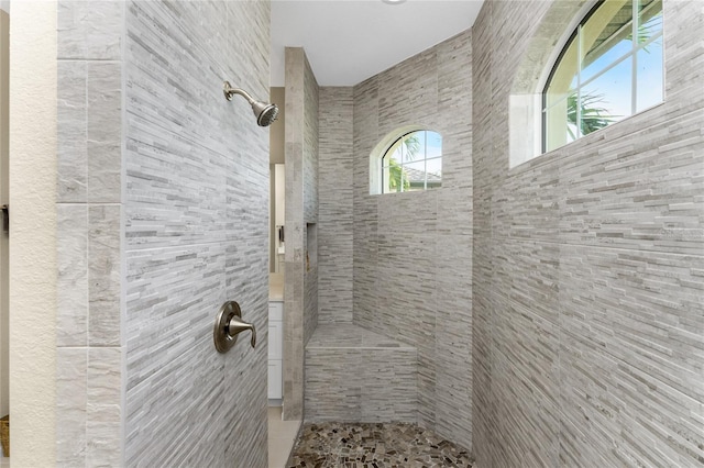 bathroom featuring a tile shower