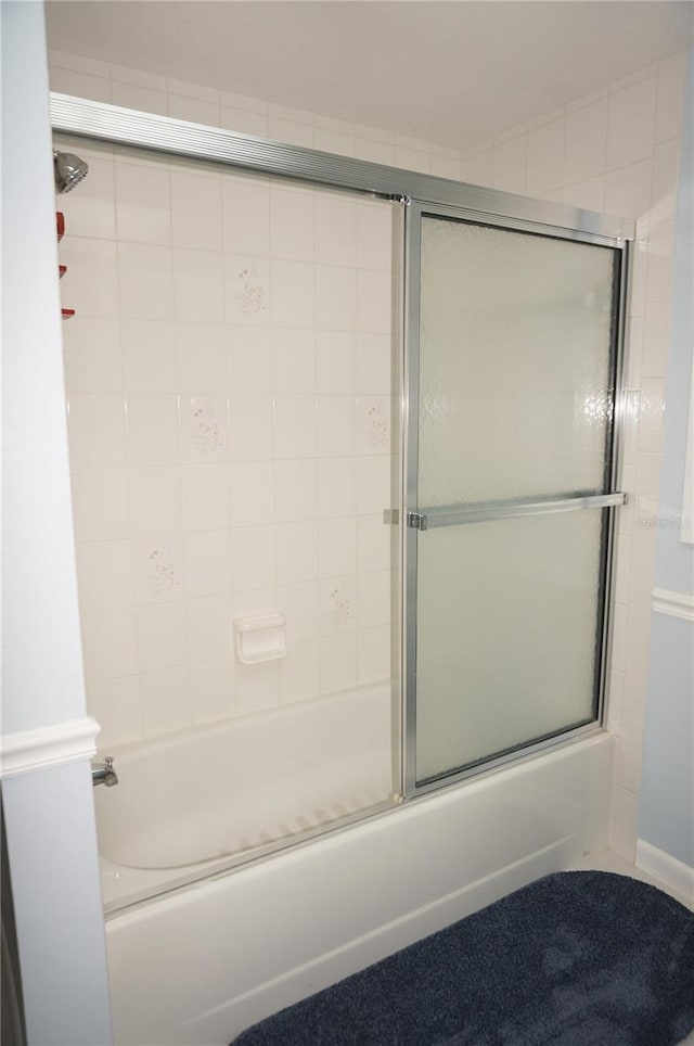 bathroom with enclosed tub / shower combo