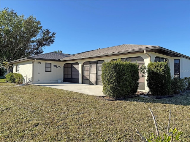 view of front facade featuring a garage and a front yard