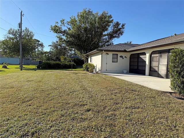 view of yard featuring a garage