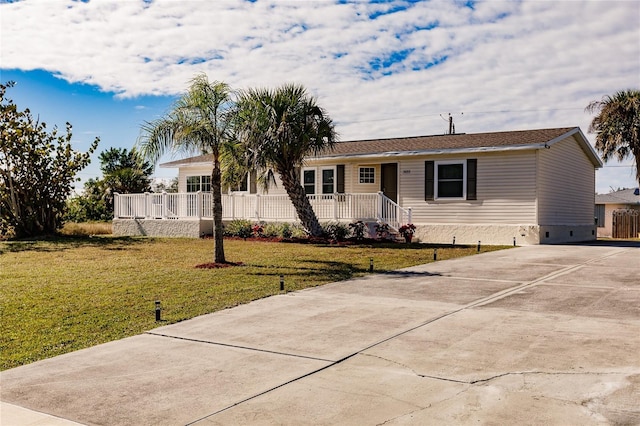 view of front of property with a front yard