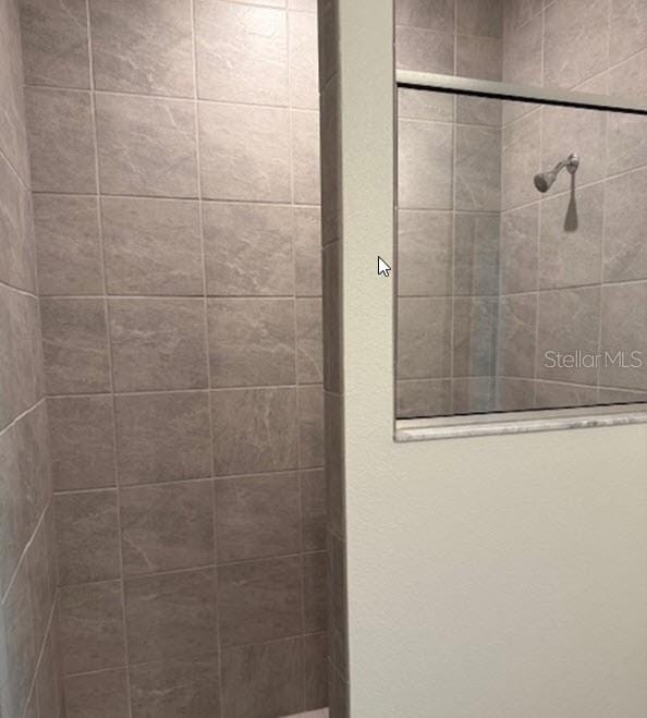 bathroom featuring tiled shower