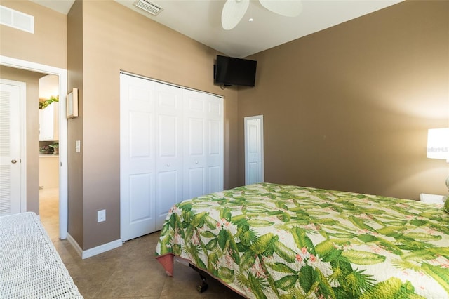 bedroom featuring ceiling fan and a closet