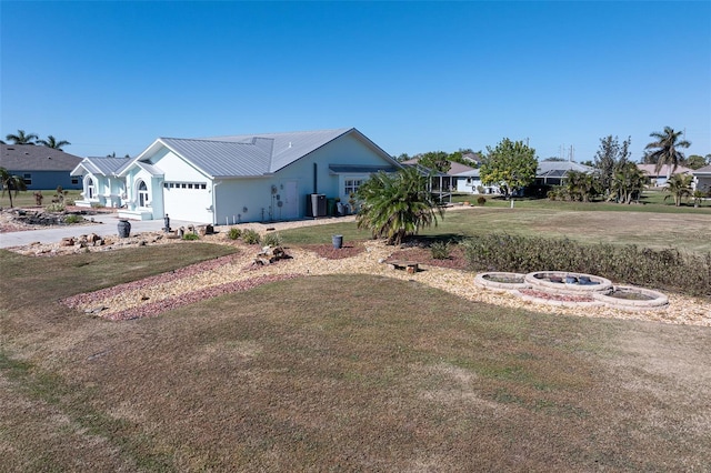 view of front facade featuring a front yard and a garage