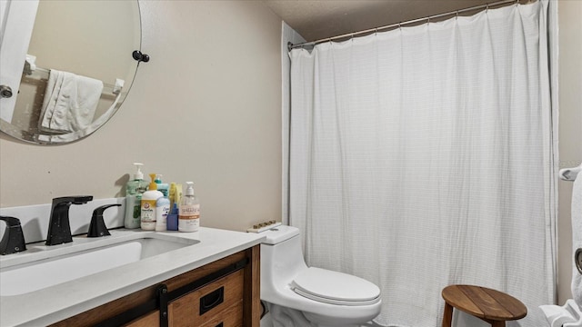 bathroom with a shower with shower curtain, vanity, and toilet