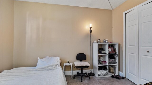 26485 Rampart Blvd Unit E7, Punta Gorda, FL 33983 - bedroom featuring baseboards and a closet