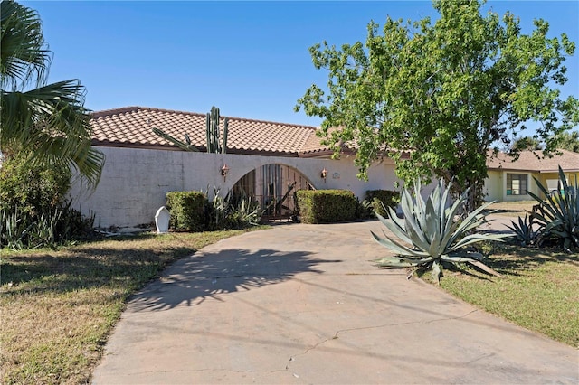 view of front of house featuring a front lawn