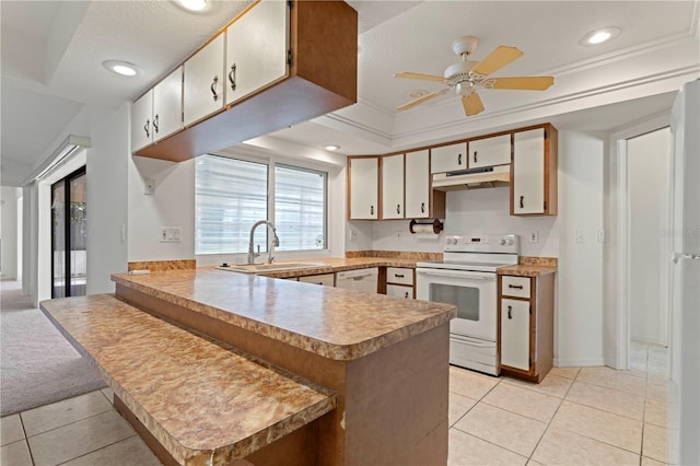 kitchen with kitchen peninsula, ornamental molding, white appliances, sink, and light tile patterned floors