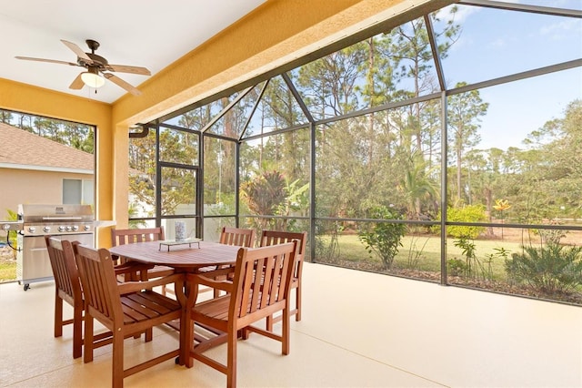 sunroom with ceiling fan