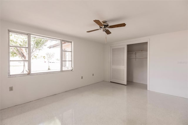 unfurnished bedroom featuring ceiling fan and a closet