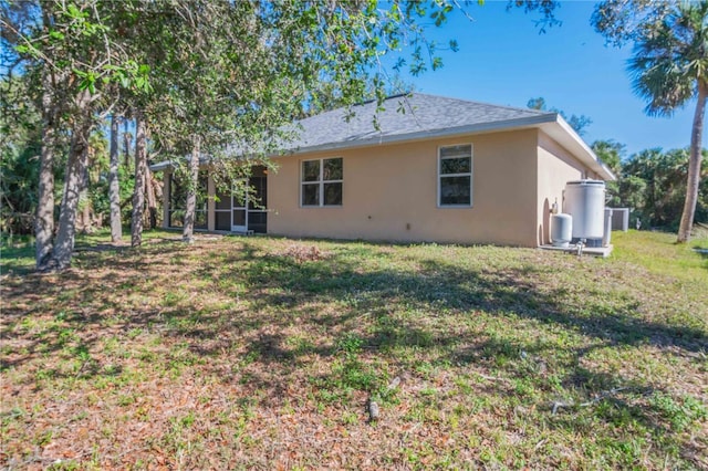 back of house featuring a lawn