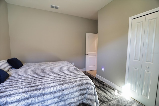 bedroom featuring carpet flooring and a closet