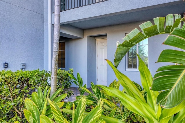 property entrance featuring a balcony