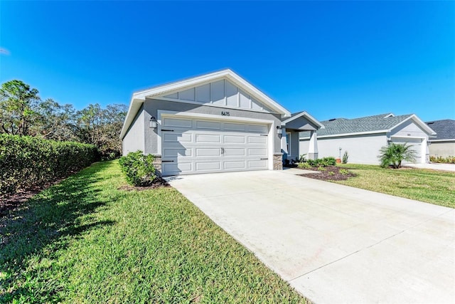 view of front of property featuring a front yard and a garage