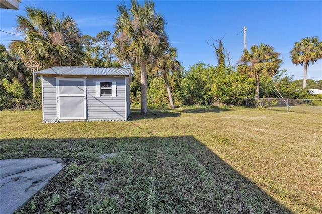 view of yard featuring a shed