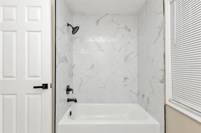 bathroom with tiled shower / bath combo