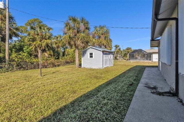 view of yard featuring a storage shed