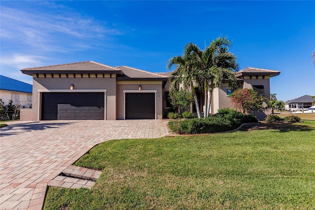 view of front of home featuring a front yard and a garage