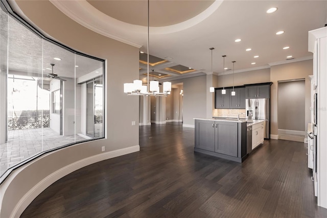 kitchen with ceiling fan, pendant lighting, gray cabinets, dark hardwood / wood-style floors, and an island with sink