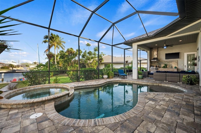 view of pool featuring an in ground hot tub, an outdoor hangout area, a lanai, ceiling fan, and a patio area