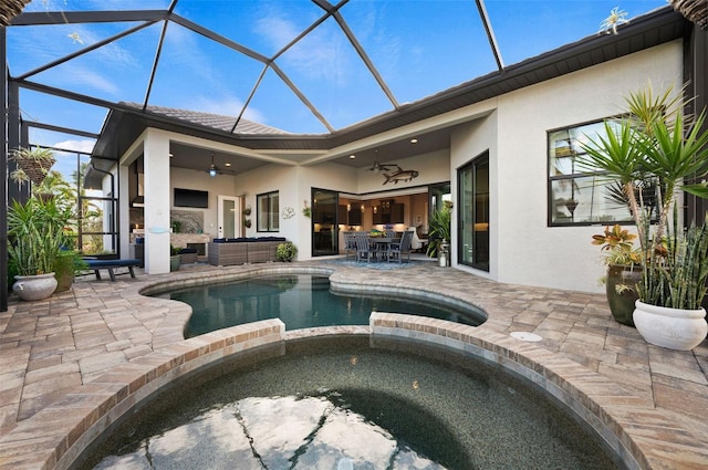 view of pool with an in ground hot tub, ceiling fan, a patio, and an outdoor hangout area