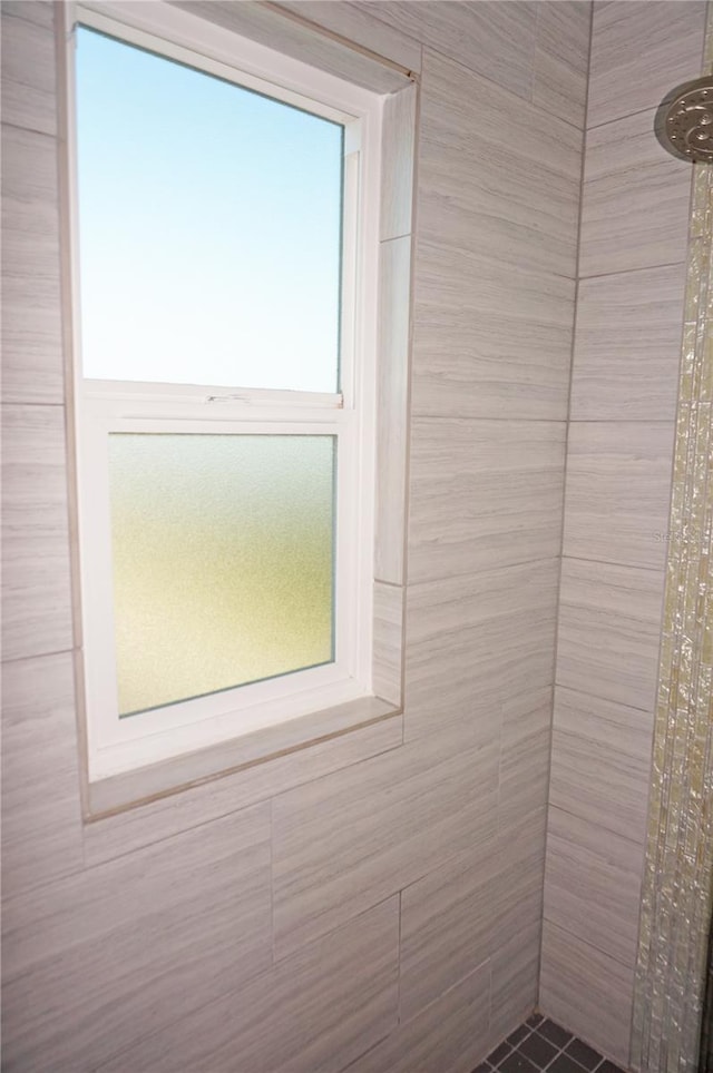 bathroom featuring a tile shower