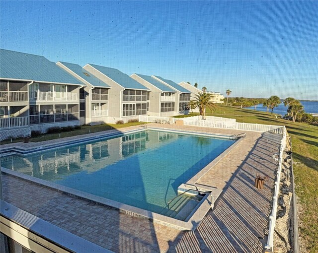 view of swimming pool