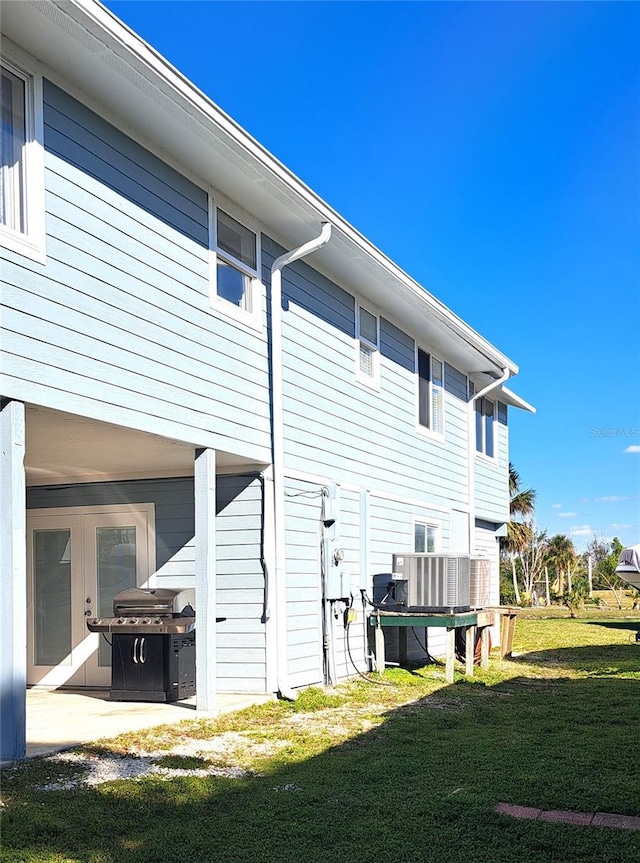 view of side of property featuring a yard