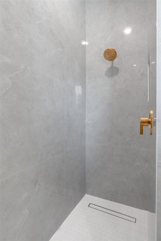 bathroom featuring a tile shower