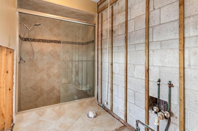 bathroom featuring tiled shower