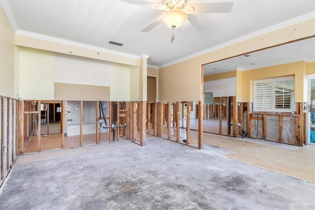 empty room featuring ceiling fan and crown molding