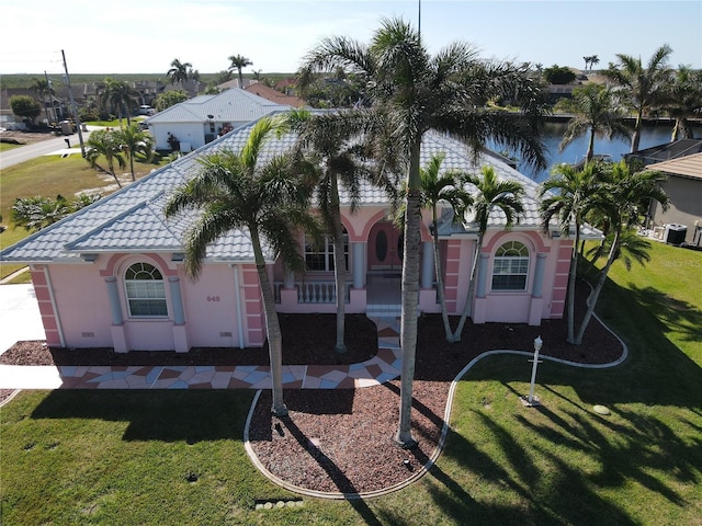 view of front of house featuring covered porch and a front yard