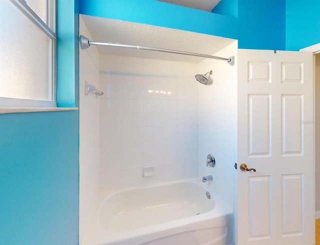 bathroom with tiled shower / bath