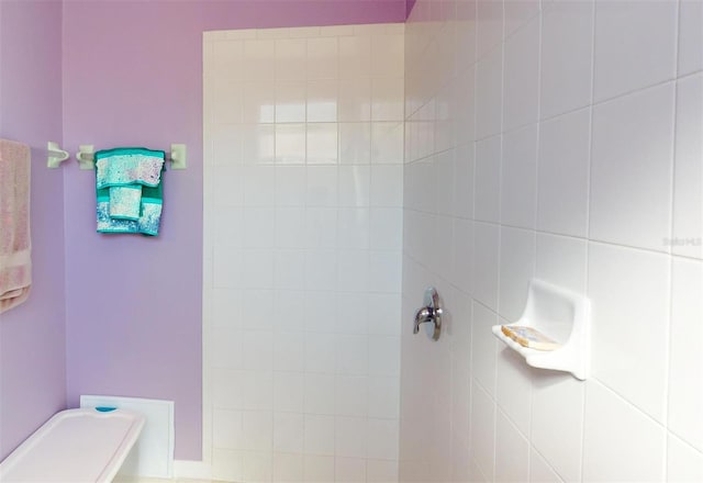 bathroom with a tile shower