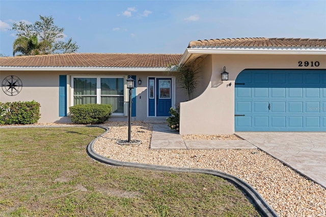 view of front of home featuring a garage and a front lawn