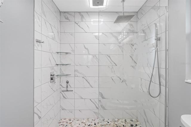 bathroom featuring tiled shower