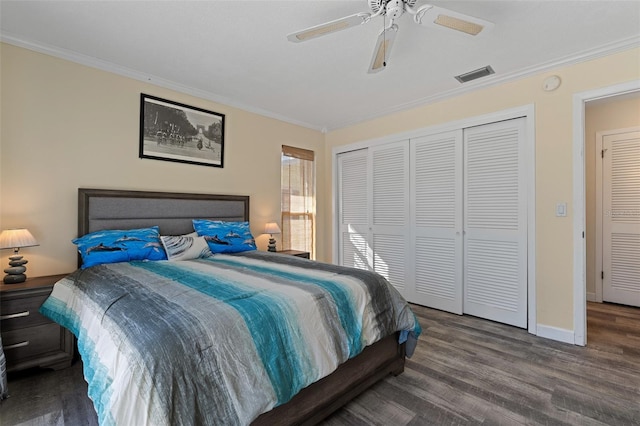 bedroom with hardwood / wood-style floors, a closet, ceiling fan, and crown molding