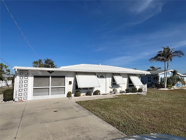 view of front of property featuring a garage and a front yard