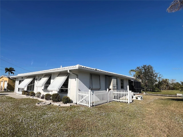 view of front of home with a front lawn