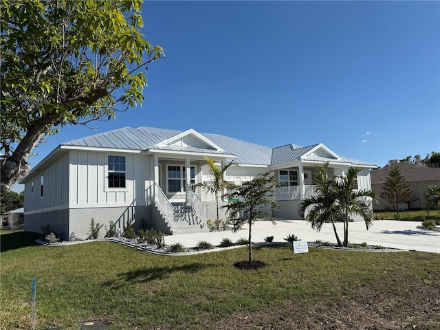 view of front facade featuring a front yard