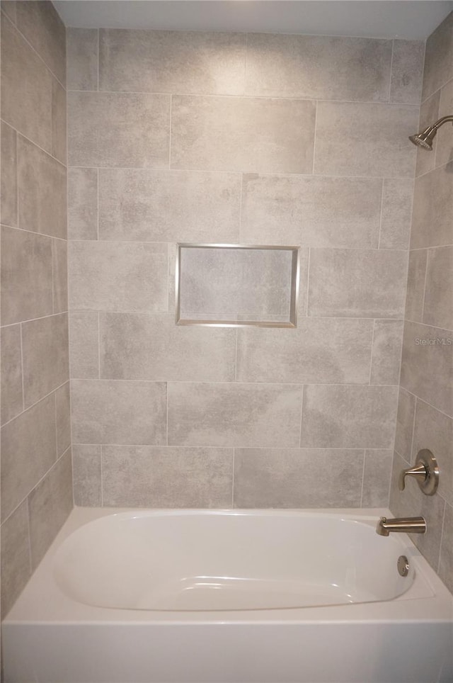 bathroom featuring tiled shower / bath