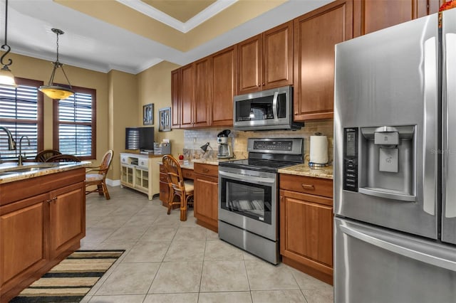 kitchen with sink, hanging light fixtures, stainless steel appliances, tasteful backsplash, and light stone counters