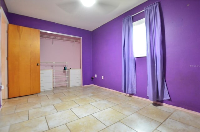 unfurnished bedroom featuring ceiling fan and a closet