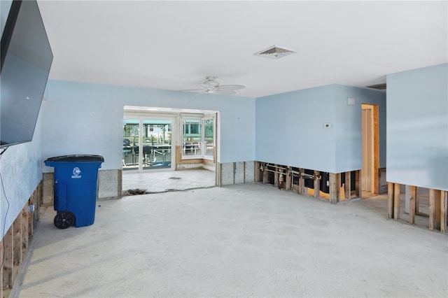 empty room featuring ceiling fan