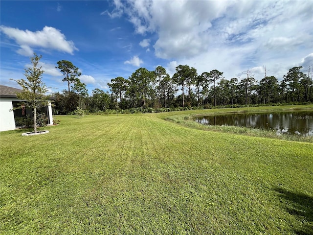 view of yard featuring a water view