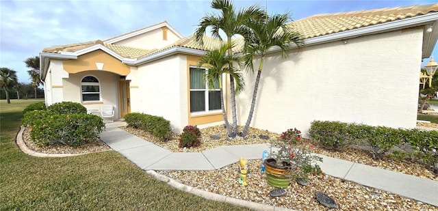 view of front of house featuring a front lawn