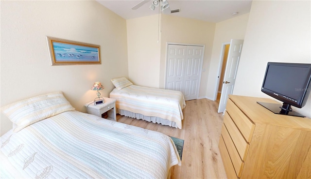 bedroom featuring light hardwood / wood-style floors, a closet, and ceiling fan