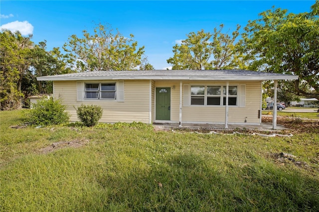 ranch-style home featuring a front lawn